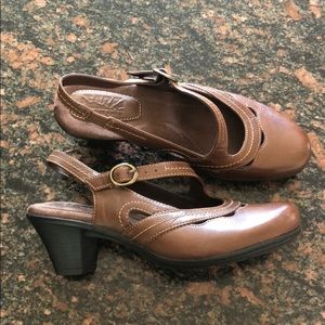 7.5 brown Earth Origins sling back heels
